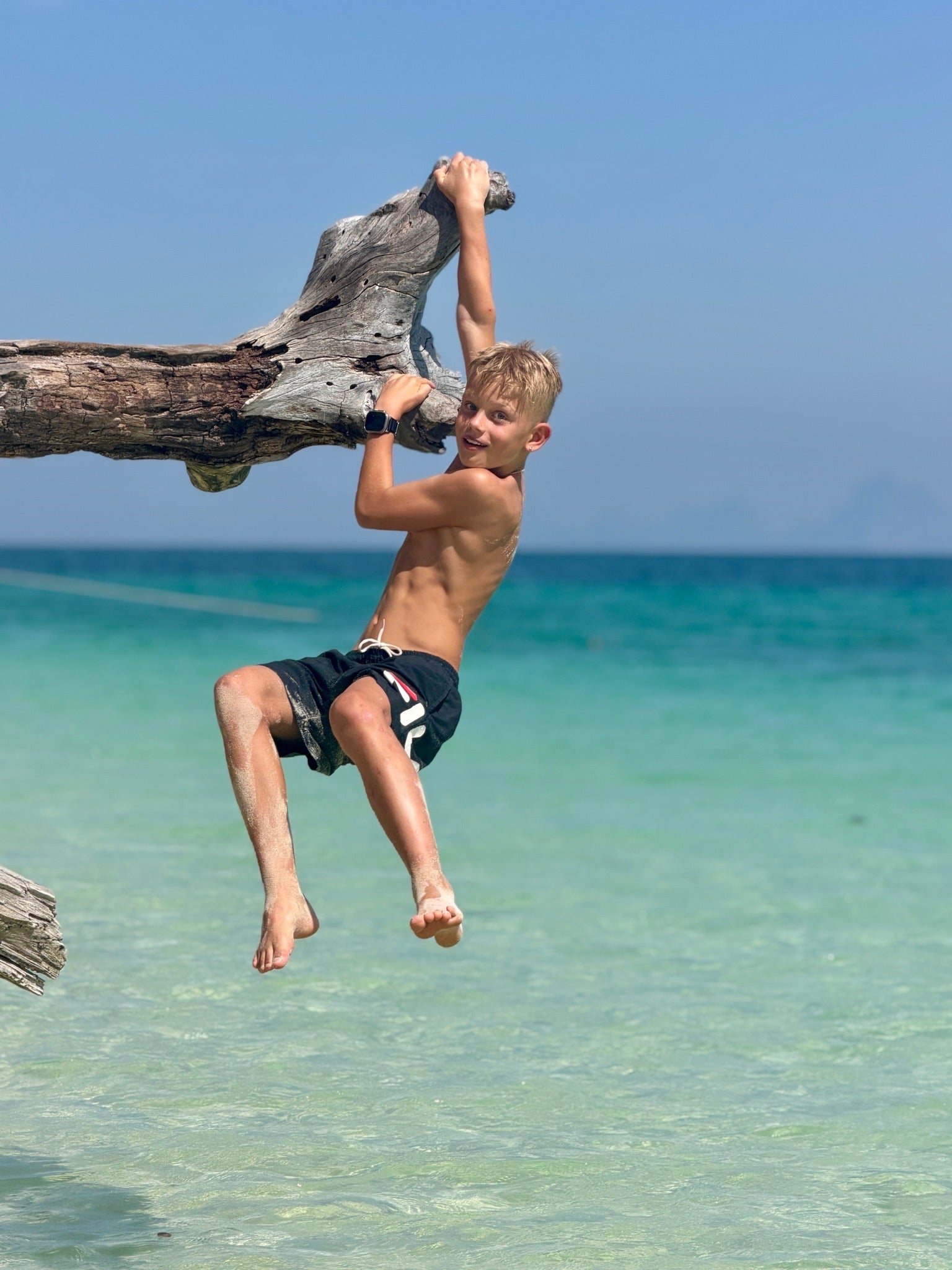 Barn som leker vid havet